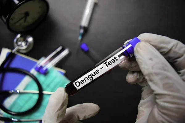 Dengue: prueba con muestra de sangre. Vista superior aislada sobre fondo negro. Salud / Concepto médico — Foto de Stock