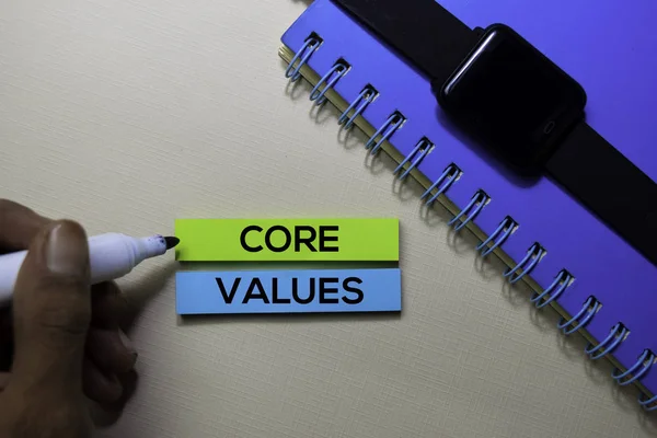 Ofis masasında yalıtılmış yapışkan notlarda temel değerler metni — Stok fotoğraf