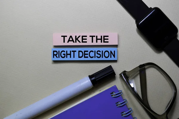 A helyes döntés szövege az irodai asztalon izolált öntapadó jegyzeten — Stock Fotó