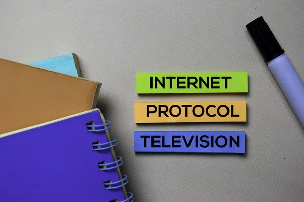 Protocolo de Internet Televisão - texto IPTV em notas pegajosas isoladas na mesa de escritório — Fotografia de Stock
