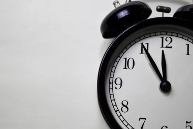 siyah çalar saat beyaz arka plan üzerinde izole kapatmak