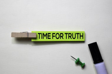 Ofis masasında yalıtılmış yapışkan notlar üzerine Truth metin için Zaman