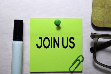 Ofis masasında yalıtılmış yapışkan notlar hakkında bize metin katılın