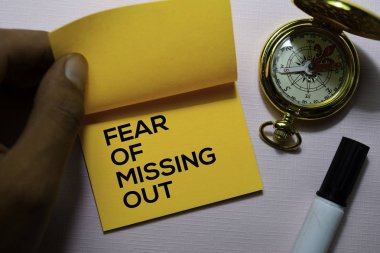 Fear Ofis masasında izole yapışkan notlar üzerinde Eksik Out (Fomo) metin