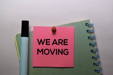 Ofis masasında yalıtılmış yapışkan notlara metin taşıyoruz