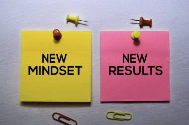 Yeni Mindset - Ofis masasında izole yapışkan notlar yeni sonuçlar metin