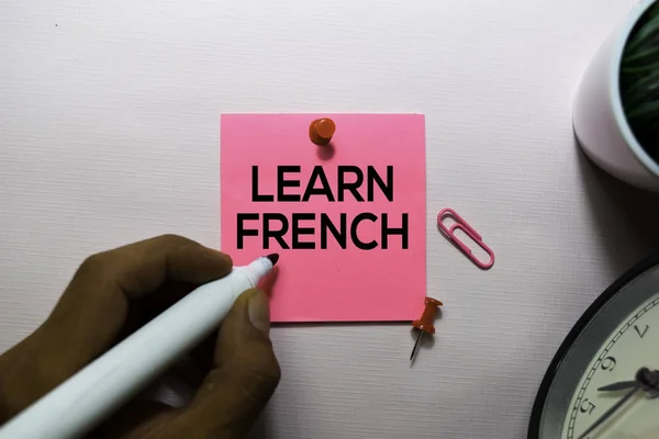 Εκμάθηση γαλλικού κειμένου σε αυτοκόλλητες σημειώσεις απομονωμένες στο γραφείο του γραφείου — Φωτογραφία Αρχείου