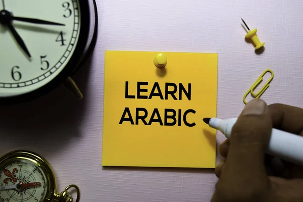 Εκμάθηση αραβικού κειμένου σε αυτοκόλλητες σημειώσεις που απομονώνονται στο γραφείο του γραφείου — Φωτογραφία Αρχείου
