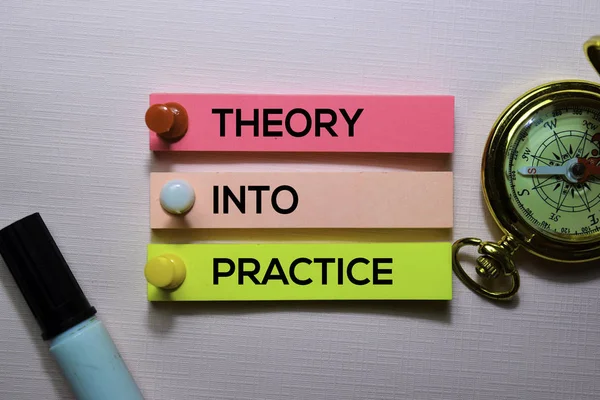 Ofis masasında izole yapışkan notlar üzerine Theory Into Practice metni — Stok fotoğraf