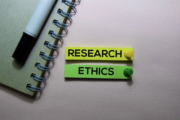 Kutatás Etikai szöveg ragacsos megjegyzések elszigetelt irodai asztalon — Stock Fotó