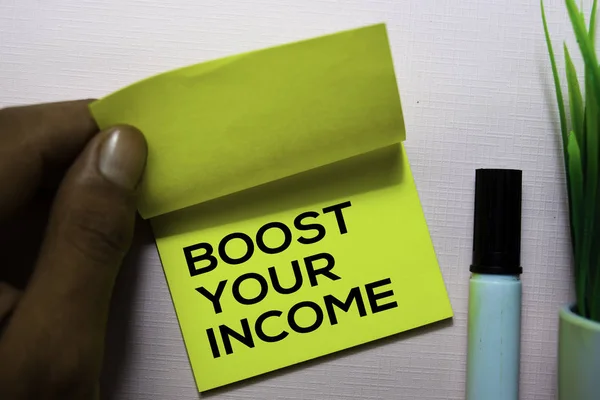 Ενισχύστε το κείμενο του εισοδήματός σας σε αυτοκόλλητες σημειώσεις που απομονώνονται στο γραφείο του γραφείου — Φωτογραφία Αρχείου
