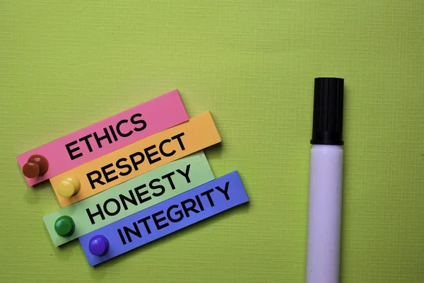 Ethiek, respect, eerlijkheid, integriteit tekst op Sticky Notes geïsoleerd op groene Bureau. Mechanisme strategie concept — Stockfoto