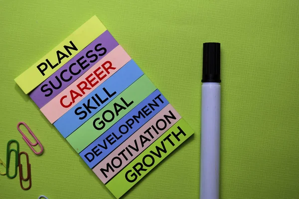 Karrier, terv, siker, szakértelem, cél, fejlesztés, motiváció, növekedés szöveg cetlik izolált zöld asztalon. Mechanizmus stratégia koncepció — Stock Fotó