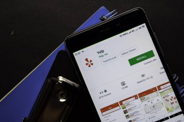 Bekasi, Batı Java, Endonezya. 10 Ağustos 2019 : Akıllı Telefon ekranında büyüteçle Yelp dev uygulaması. Yelp, Yelp, Inc. tarafından geliştirilen ücretsiz bir web tarayıcısıdır.