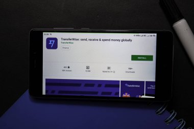 Bekasi, Batı Java, Endonezya. 10 Ağustos 2019 : Transferwise: Send, Receive & Spend Money Globally dev uygulaması ile Smartphone ekranında büyüle. Transferwise Tra tarafından geliştirilen bir freeware web tarayıcısıdır