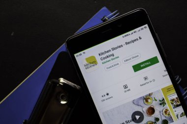 Bekasi, Batı Java, Endonezya. 10 Ağustos 2019 : Akıllı Telefon ekranında büyüteçle Mutfak Hikayeleri dev uygulaması. Recipes & Cooking, Kitchen Stories tarafından geliştirilen ücretsiz bir web tarayıcısıdır