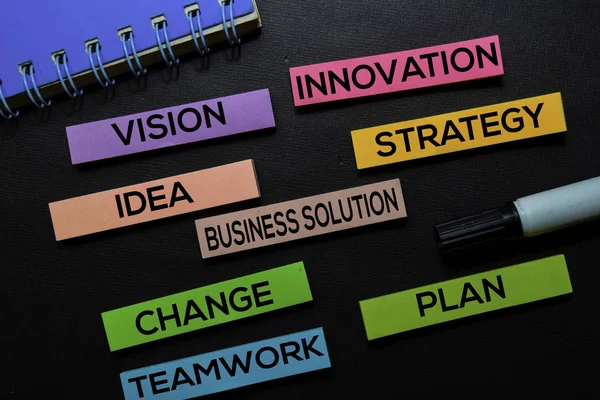Vision, innováció, Idea, üzleti megoldás, stratégia, Change, csapatmunka, terv szövege a ragadós cetlik izolált fekete asztalon. Mechanizmus stratégia koncepció — Stock Fotó
