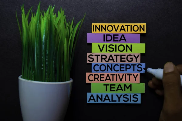 Innovation, Idee, Vision, Strategie, Konzepte, Kreativität, Team, Analysetext auf klebrigen Zetteln isoliert auf schwarzem Schreibtisch. Mechanismus-Strategiekonzept — Stockfoto