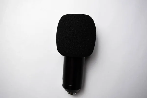 Fechar Microfone retro isolado no fundo branco — Fotografia de Stock