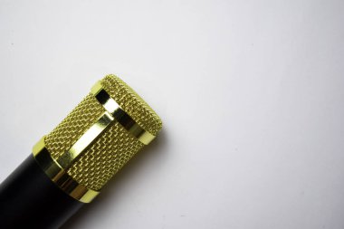 Beyaz arka planda izole edilmiş Retro mikrofonu kapatın