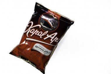 Bekasi, Endonezya - 13 Ağustos 2019: Kopi Kapal Api Kahve Paketi, Beyaz Arka Plan da Izole siyah cofee Endonezya ünlü marka