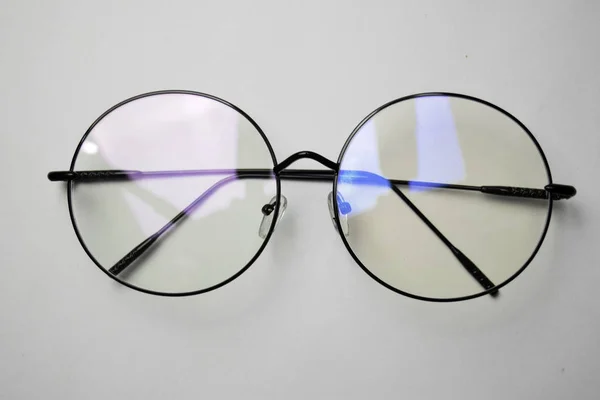 Κλείστε τα στρογγυλά γυαλιά ηλίου που απομονώνονται σε λευκό φόντο. Αξεσουάρ μόδας — Φωτογραφία Αρχείου