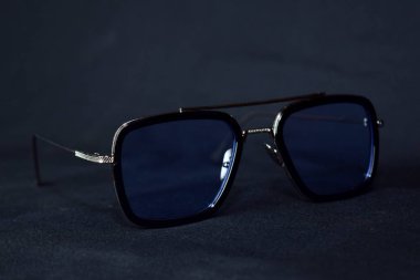 Bokeh siyah arka plan üzerinde izole retro güneş gözlüğü yakın çekim