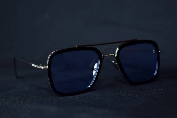 Blízká retro sluneční brýle izolovaná na bokeh černém pozadí — Stock fotografie
