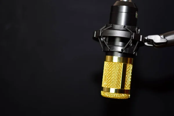 Close-up de microfone retro isolado no fundo preto bokeh — Fotografia de Stock