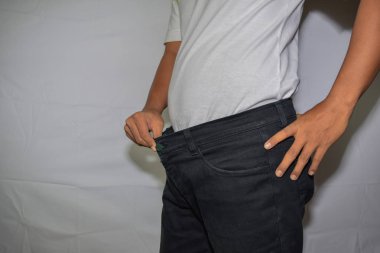 Asyalı adam kadar yakın pantolonu beyaz arka plan izole arıyorsunuz