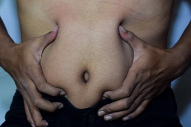 Beyaz arka plan üzerinde izole göbek ön görünümü kilolu Asyalı adam kadar yakın