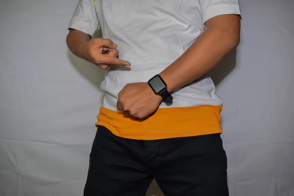 Nahaufnahme asiatischer Mann zeigt seinen Sportler und sinniert über seine smarte Uhr isoliert auf weißem Hintergrund — Stockfoto