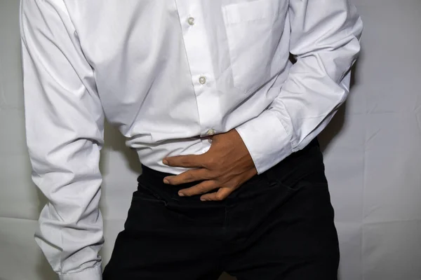 Κοντινό πλαίσιο Ασιάτης/ισσα άνθρωπος στομαχόπονος πόνος απομονώνεται σε λευκό φόντο — Φωτογραφία Αρχείου