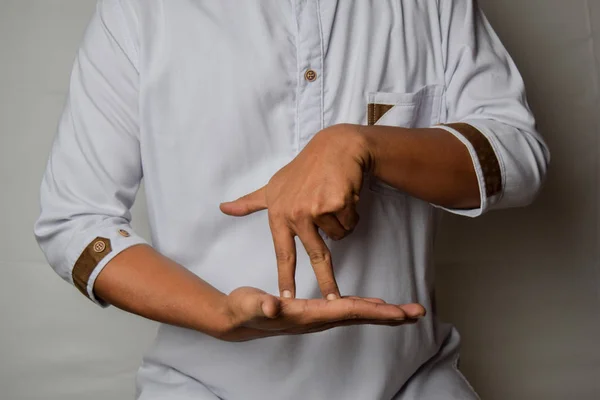 Крупным планом азиат показывает жесты рукой это значит стоять изолированным на белом фоне. Американский жестовый язык — стоковое фото