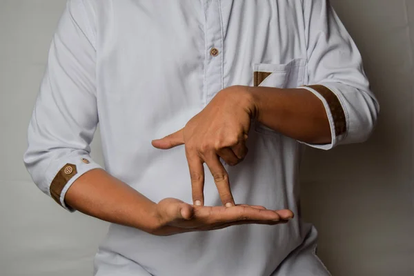 Gros plan L'homme asiatique montre des gestes de main cela signifie STAND isolé sur fond blanc. Langue des signes américaine — Photo