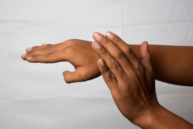 Yakın Asya adam beyaz arka plan üzerinde izole let's Go anlamına gelir el hareketleri gösterir