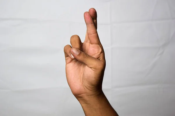 Nahaufnahme asiatischer Mann zeigt Handgesten, es bedeutet Daumen drücken isoliert auf weißem Hintergrund — Stockfoto