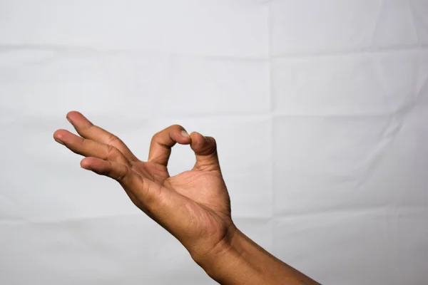 De cerca hombre asiático muestra gestos de la mano que significa OK aislado sobre fondo blanco —  Fotos de Stock