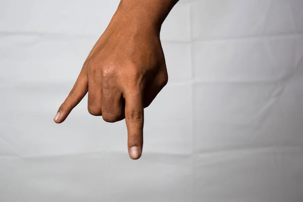 Nahaufnahme asiatischer Mann zeigt Handgesten, es bedeutet Hörner isoliert auf weißem Hintergrund — Stockfoto
