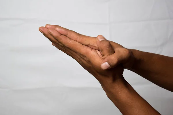 Nahaufnahme asiatischer Mann zeigt Handgesten es bedeutet bitte isoliert auf weißem Hintergrund — Stockfoto