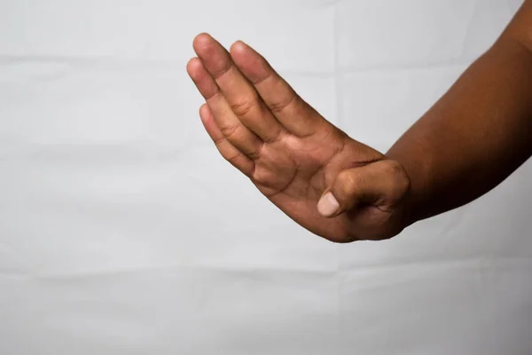 Nahaufnahme asiatischer Mann zeigt Handgesten, was bedeutet, dass wir isoliert auf weißem Hintergrund gehen — Stockfoto