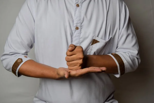 Primer plano Hombre asiático muestra gestos de la mano que significa AYUDA aislado sobre fondo blanco. Lenguaje de signos americano —  Fotos de Stock