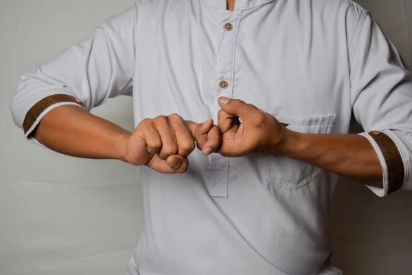 Primer plano Hombre asiático muestra gestos de la mano que significa Amigo aislado sobre fondo blanco. Lenguaje de signos americano — Foto de Stock