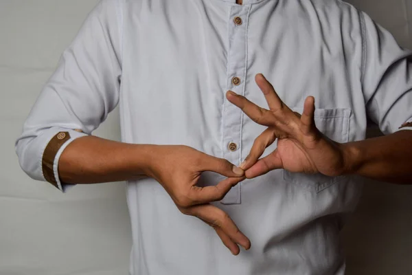 Крупным планом азиат показывает жесты рукой это означает, что интерпретатор признательность изолированы на белом фоне. Американский жестовый язык — стоковое фото