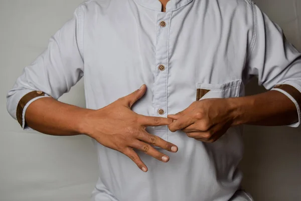 特写亚洲男子显示手势，这意味着按摩痛苦的食指孤立在白色背景 — 图库照片