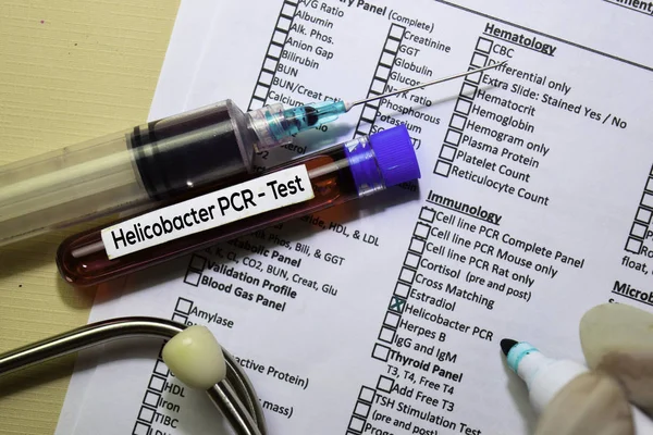 Helicobacter PCR-test med blodprov. Översta vyn isolerad på kontors disken. Sjukvård/medicinskt koncept — Stockfoto