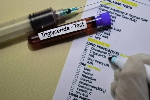 Triglycerid - Test mit Blutprobe. Draufsicht isoliert auf dem Schreibtisch. Gesundheitswesen / medizinisches Konzept — Stockfoto