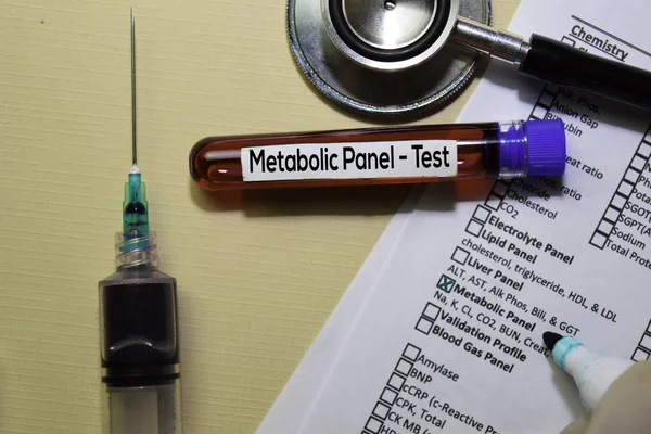 Метаболическая панель - тест с образцом крови. Вид сверху изолирован на рабочем столе. Здравоохранение / Медицинская концепция — стоковое фото