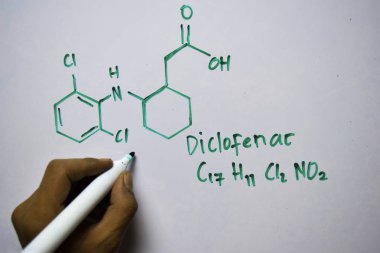 Diklofenak (C17,H11,Ci2,No2) molekülü beyaz tahtaüzerinde yazılıdır. Yapısal kimyasal formül. Eğitim kavramı