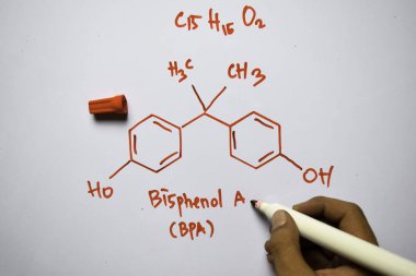 Bisfenol A - Bpa (C15,H16,O2) molekülü beyaz tahta üzerinde yazılı. Yapısal kimyasal formül. Eğitim kavramı